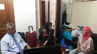 Duta Besar Andy Rachmuanto bersama istri saat menjenguk Sarisih di Penampungan Sementara KBRI Amman (KBRI Amman)