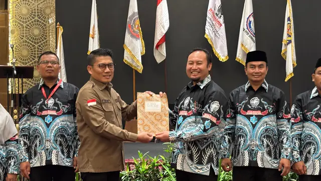 Ketua DPD Desa Bersatu Provinsi Sumatera Barat (Sumbar), Rahmat Saleh dan Ketua Umum DPP Desa Bersatu, Muhammad Asri Anas saat pelantikan Ketua DPD Desa Bersatu Sumbar periode 2025–2030 di Hotel Axana, Sumbar, Sabtu, 24 Mei 2025. (Istimewa)