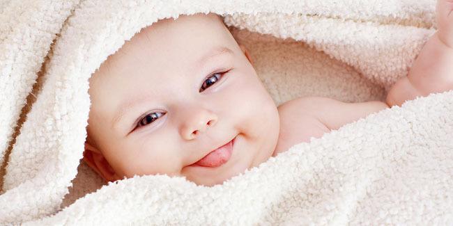 Bayi mulai bisa tersenyum saat mengenali wajah orang di sekitarnya.
