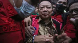 Mantan Jampidsus Kejaksaan Agung Febrie Adriansyah tiba di ruang sidang untuk menjalani sidang perdana kasus dugaan korupsi dan tindak pidana pencucian uang (TPPU) di Pengadilan Tipikor Jakarta Pusat, Rabu (7/10/2026). Dalam dakwaan, jaksa mengungkap dugaan penerimaan uang mencapai Rp346,7 miliar dan 440.990 dolar AS. (KLY/Budy Santoso)