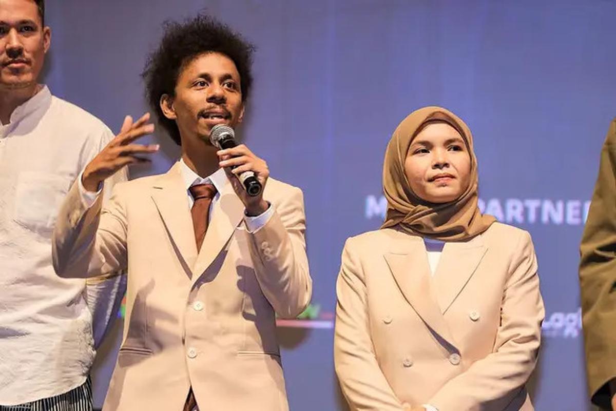 6 Potret Raim Laode dan Istri, Film Komang Sukses Tembus 2 Juta Penonton