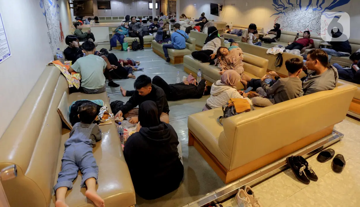 Berbagai langkah strategis telah diterapkan PT ASDP Indonesia Ferry (Persero) khususnya di Pelabuhan Ciwandan, Banten, seperti penambahan jadwal keberangkatan, kapal, dermaga, serta optimalisasi sistem tiket elektronik. (Liputan6.com/Herman Zakharia)