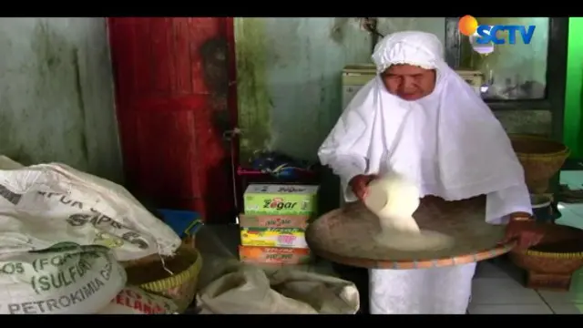 Suami istri penjual nasi menir dari Cirebon, Jawa Barat, akhirnya bisa berangkat haji setelah menabung selama hampir 25 tahun.