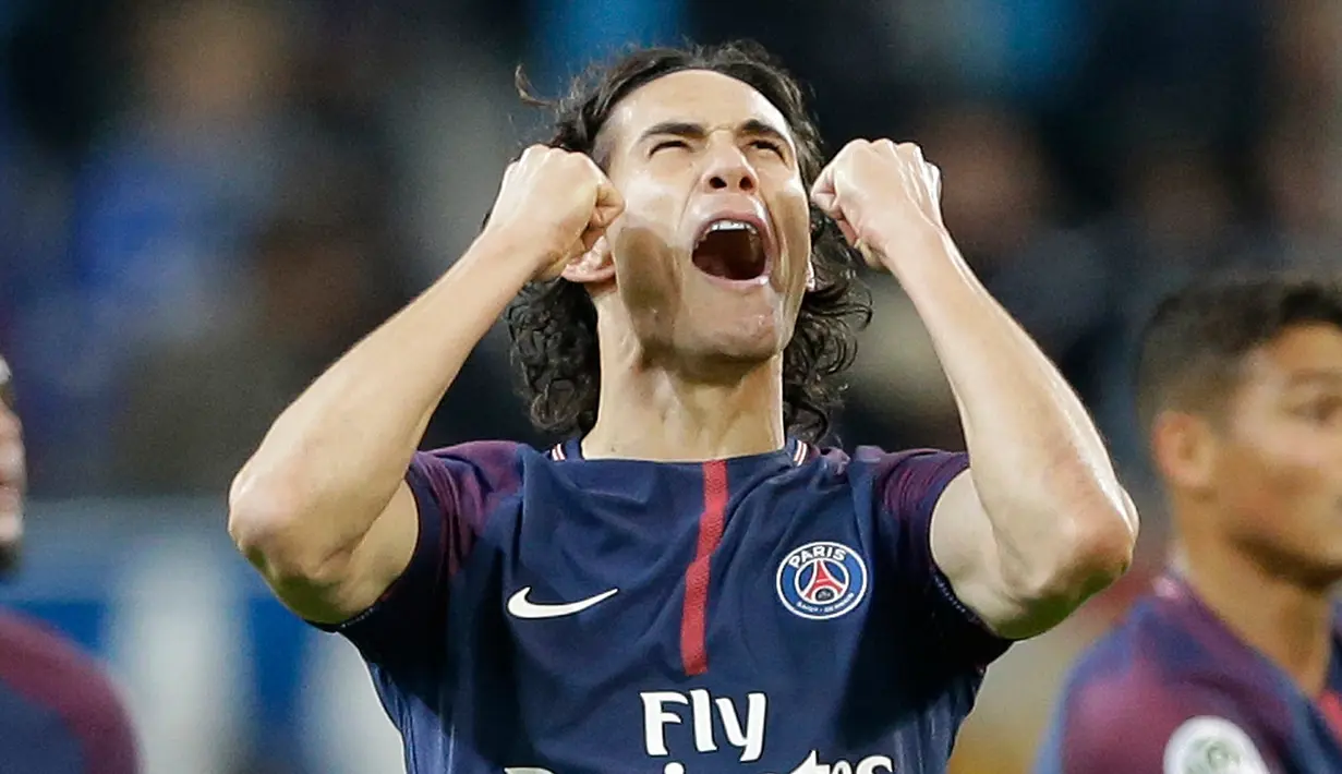 Pemain Paris Saint-Germain, Edinson Cavani merayakan gol ke gawang Olympique Marseille pada Liga Prancis (Ligue 1) di Stadion Velodrome, Minggu (22/10). PSG ditahan Olympique Marseille 2-2 . (AP/Claude Paris)