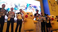 Direktur Eksekutif Salim Group Axton Salim bersama dengan Anggota Dewan Direksi The Pokemon Company Kenjiro Ito meluncurkan permainan Pokemon trading card di Jakarta, Kamis (8/8/2019). (Liputan6.com/ Agustin Setyo Wardani)