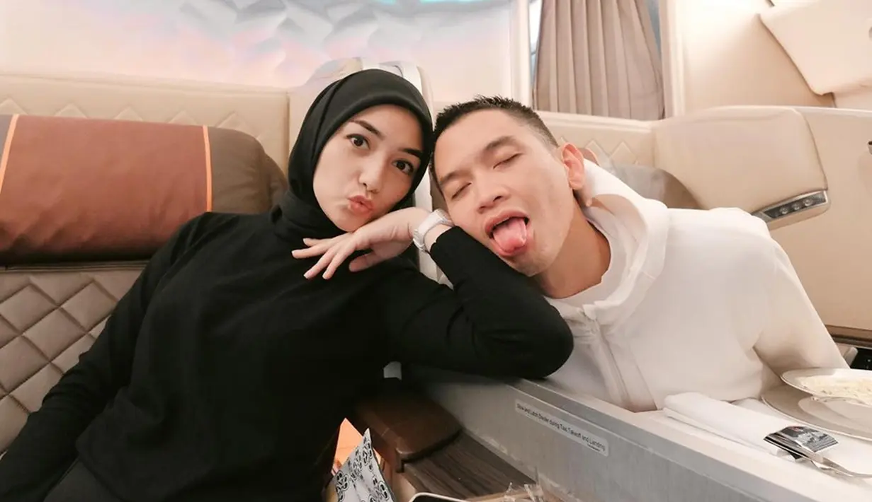 Selain pamer momen mesra setibanya di Paris, pasangan yang sudah kenal cukup lama sebelum akhirnya memutuskan untuk menikah ini juga bagikan potret manis saat perjalanan menuju ke Paris. Keharmonisan yang dipamerkan keduanya seperti memperlihatkan bahwa keduanya baik-baik saja meski ramai soal isu tak sedap masa lalu Rezky Aditya. Tak hanya foto, keterangan unggahan pasangan ini juga bikin baper. (Liputan6.com/IG/@citraciki)