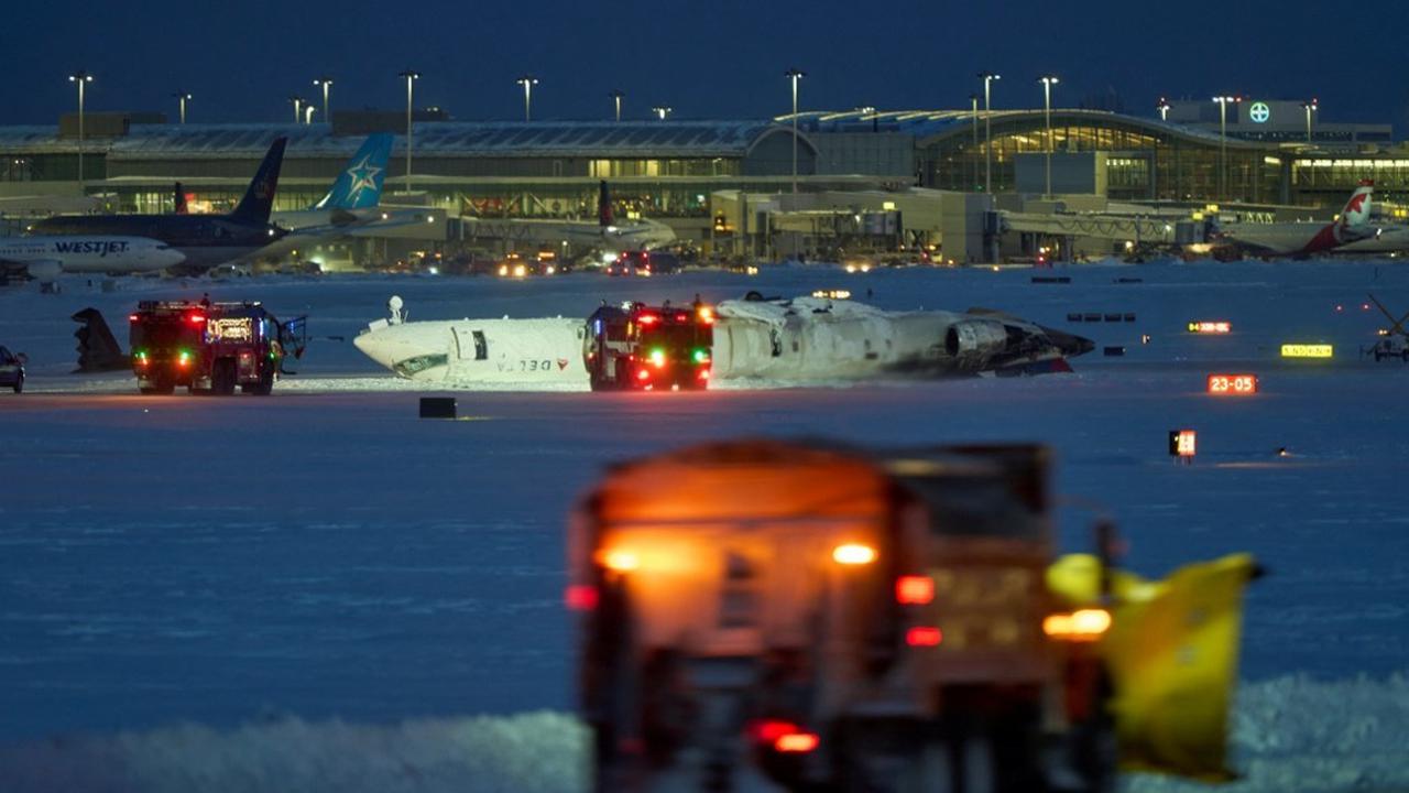 Pesawat Delta Airlines terbalik saat mendarat di Bandara Toronto Kanada