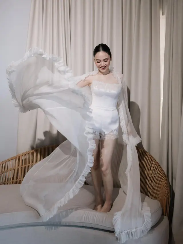 Syifa Hadju Tampil Berbeda dengan Bridal Robe Jumpsuit Putih di Momen Resepsi Bali