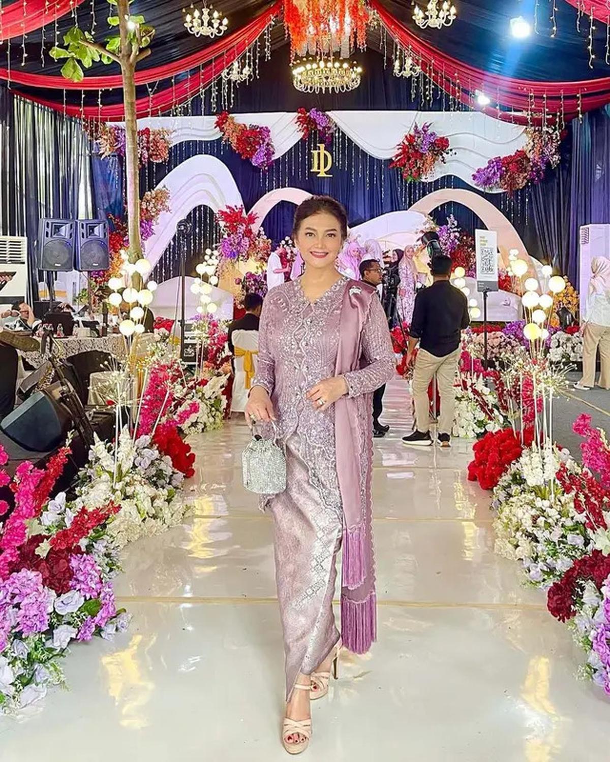 7 Inspirasi Outfit Kondangan Ala Artis Lawas 90-an, Ada Inneke Koesherawati sampai Marini Zumaris yang Tampil Memesona