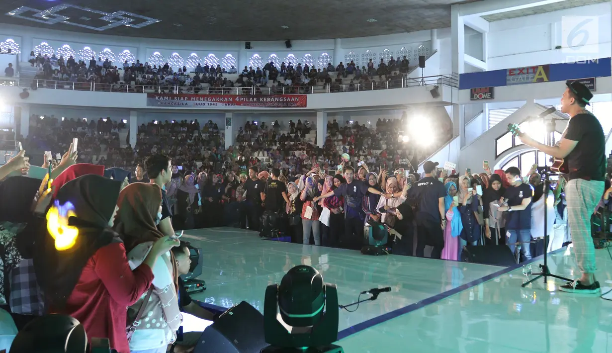 Musisi Budi Doremi saat menghibur peserta dalam acara Emtek Goes To Campus (EGTC) 2018 Di Dome Universitas Muhammadyah Malang, Kamis (27/9). Budi membawakan 4 lagu menutup rangkaian acara Emtek Goes To campus di kampus UMM. (Liputan6.com/Johan Tallo)