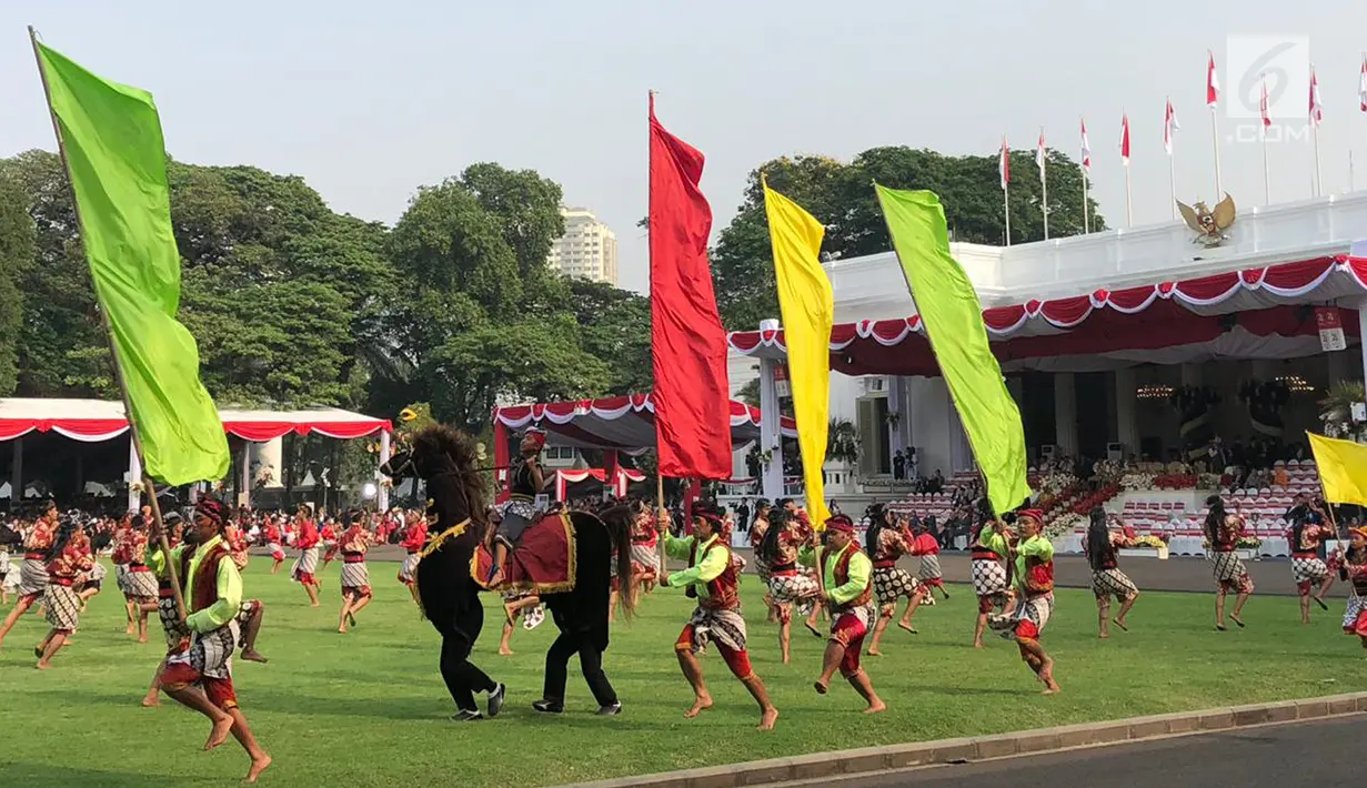 Ratusan Penari menyuguhkan pementasan tarian kuda lumping selama HUT ke-74 RI di Istana Merdeka, Jakarta, Sabtu (17/8/2019). Kuda lumping juga disebut jaran kepang atau jathilan adalah tarian tradisional Jawa yang menampilkan sekelompok prajurit tengah menunggang kuda. (Liputan6.com/Lizsa)