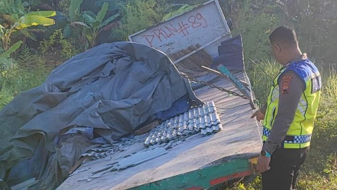 Truk tronton nopol B 9398 KYB terdorong hingga masuk parit. Belum selesai, pengemudi bus membanting setir ke kanan dan menabrak bodi samping kiri mobil Honda Brio G 8511 QC yang melaju di lajur kanan.