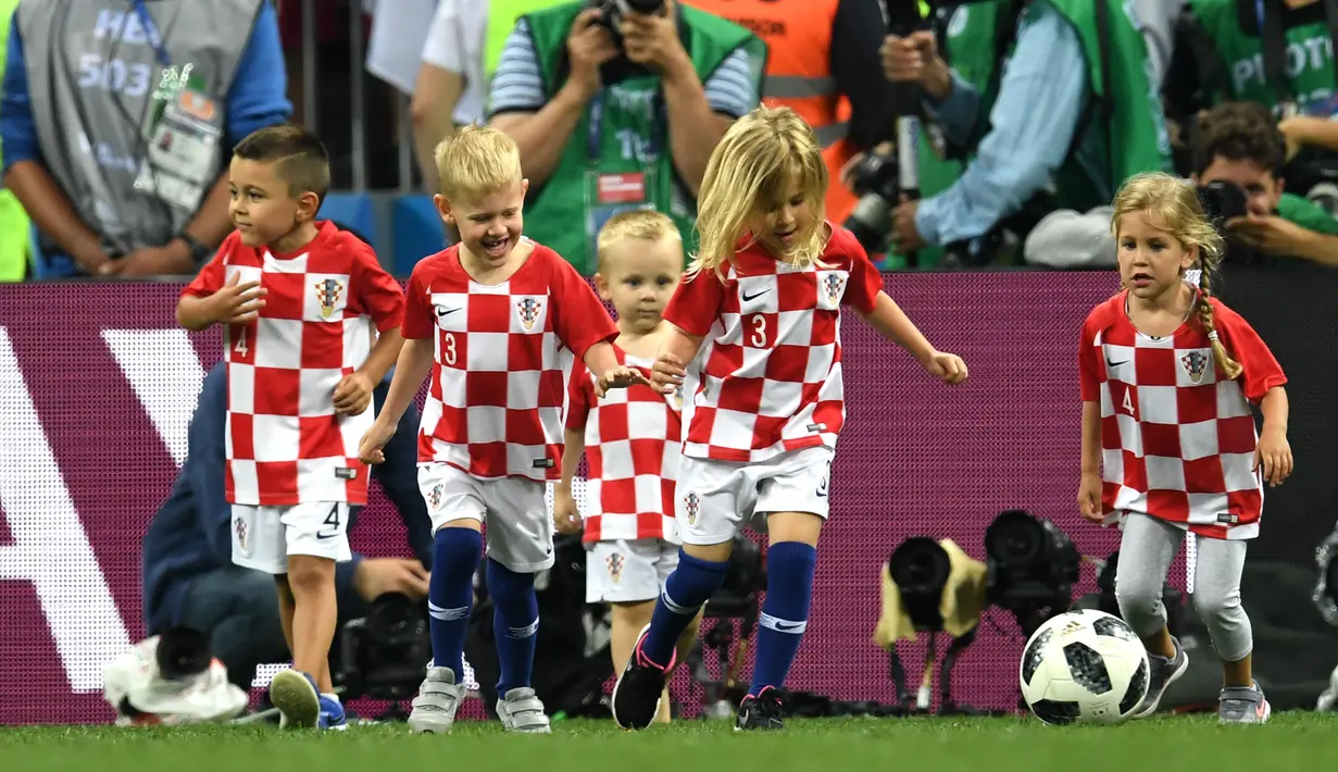 Anak-anak pemain Kroasia bermain bola di akhir laga semifinal Piala Dunia 2018 antara Kroasia dan Inggris di Stadion Luzhniki, Moskow, Rusia, Rabu (11/7). Kroasia lolos ke final usai menundukkan Inggris. (Kirill KUDRYAVTSEV/AFP)
