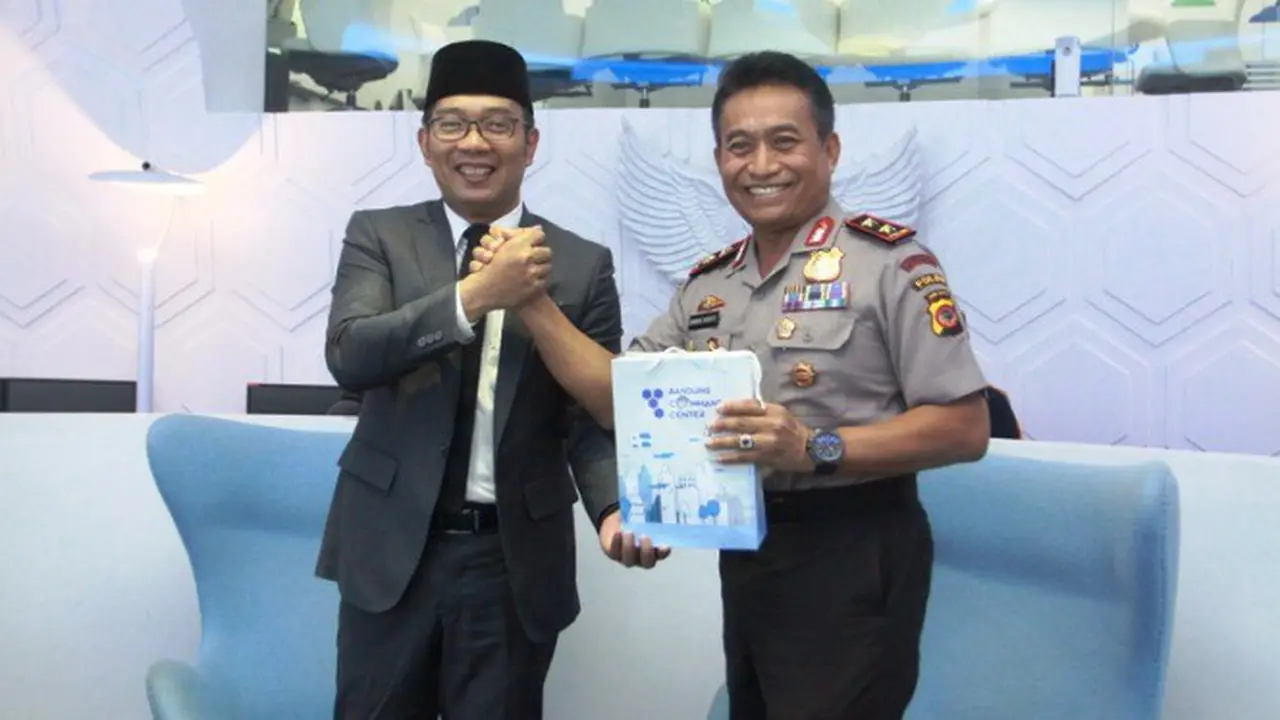 Wali Kota Bandung Ridwan Kamil (kiri) memberikan cenderamata kepada Kapolda Jabar Inspektur Jenderal Bambang Waskito selepas peninjauan Bandung Command Center di Pemkot Bandung, Jumat (5/8/2016)