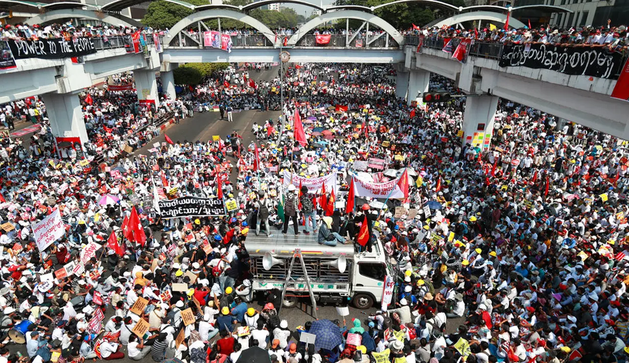 Pengunjuk rasa antikudeta berkumpul di sebuah persimpangan di pusat kota Yangon, Myanmar, Senin (22/2/2021). Mahasiswa kembali turun ke jalan meski ada peringatan dari militer Myanmar. (AP Photo)
