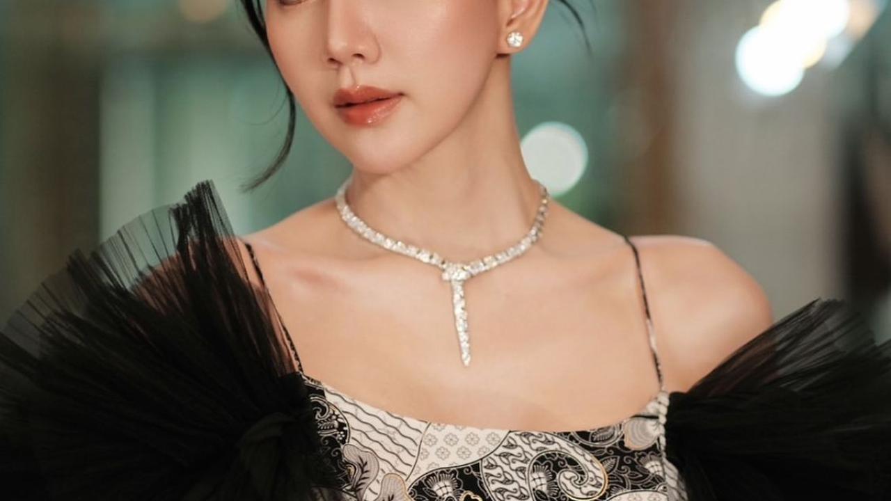 7 Potret Agnes Jennifer Tampil Stunning dengan Fashion Uniknya, Netizen: Gayung Lope Lewat