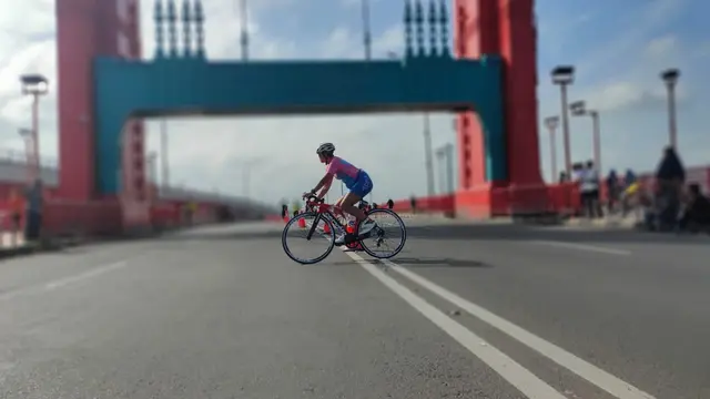 Ratusan Peserta Palembang Triathlon 2020 Bersepeda Lintasi Jembatan Ampera