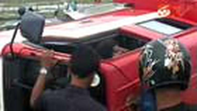 Sebuah mobil pemadam kebakaran di Polewali Mandar, Sulbar, terguling beberapa kali hingga menghalangi jalan Trans Sulawesi. Akibatnya, empat petugas pemadam kebakaran terluka parah dan jalanan macet total selama lebih empat jam.