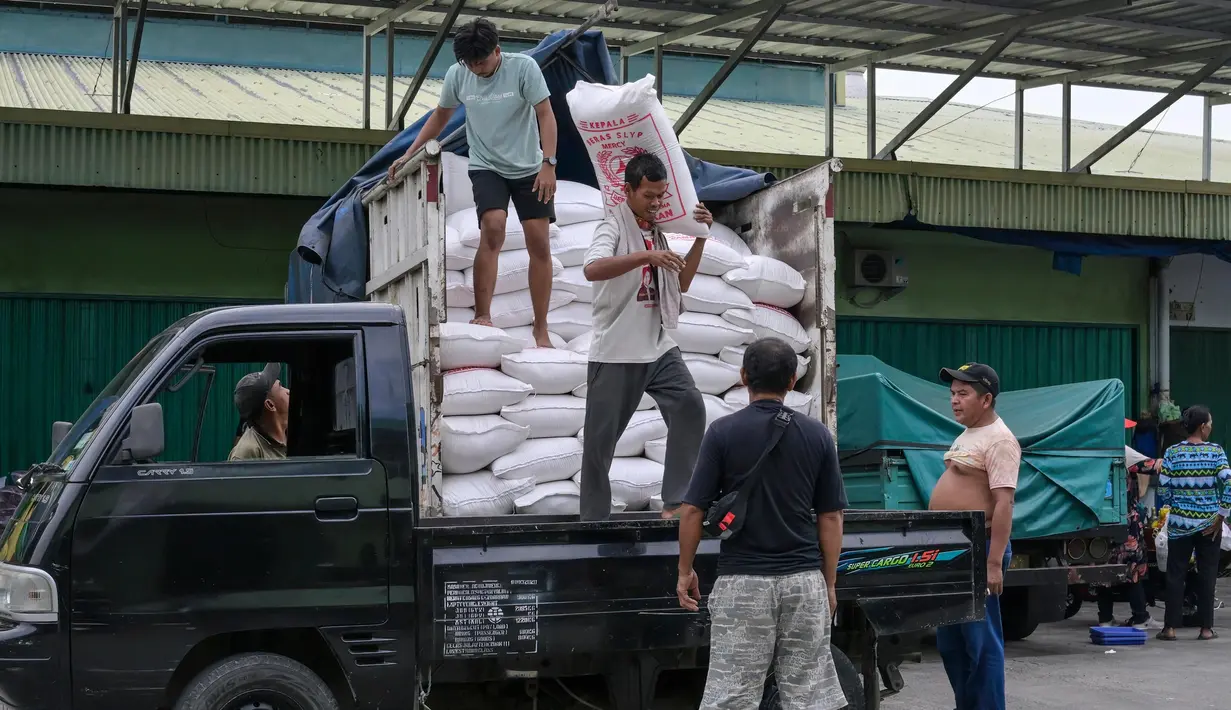 Sementara, harga beras premium berada di angka Rp14.172 per kilogram atau turun Rp42 (-0,30%) dibanding pada hari sebelumnya Selasa 8 Juli 2025. (BAY ISMOYO/AFP)