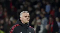 Manajer Manchester United Ole Gunnar Solskjaer meninggalkan lapangan pada akhir pertandingan Liga Inggris melawan Liverpool di Old Trafford, Minggu, 24 Oktober 2021. MU dikalahkan Liverpool 0-5. (AP Photo/Rui Vieira)