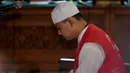 Selama persidangan, suami Puput Melati tersebut terus menunduk sembari berzikir, Jakarta, Rabu (27/8/14). (Liputan6.com/Johan Tallo)