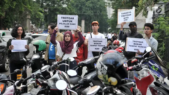 Koalisi Pejalan Kaki beraksi di tengah Parkir Liar GBK