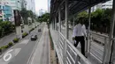 Sejumlah kendaraan melintas di Jalan HR. Rasuna Said, Jakarta, Senin (11/7). Meski libur Idul Fitri telah usai namun beberapa ruas jalan di Jakarta masih lengang. (Liputan6.com/Helmi Afandi)