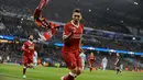 Pemain Liverpool, Roberto Firmino merayakan gol ke gawang Manchester City pada laga leg kedua perempat final Liga Champions di Stadion Etihad, Rabu (11/4). Liverpool melangkah ke semifinal Liga Champions seusai menang dengan skor 2-1.  (AP/Rui Vieira)