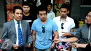 Martin Carter dan kuasa hukumnya memberikan keterangan pers usai keluar dari Sentra Pelayanan Kepolisian, Polda Metro Jaya, Jakarta, Rabu (19/8/2015). Ia melaporkan sejumlah penyanyi terkait pemutaran lagunya tanpa izin. (Liputan6.com/Panji Diksana)