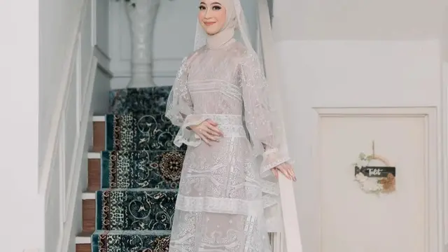 Adiba Khanza tampil memesona saat malam binai, ditemani ibunda dan para adik