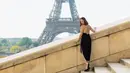 Saat berpose di dekat menara Eiffel, Gisella Anastasia terlihat anggun memakai dress berwarna hitam. Penampilannya terlihat makin memukau dengan high heels yang digunakannya.(Liputan6.com/IG/@gisel_la)