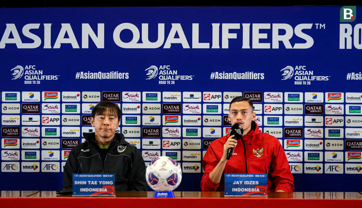 <p>Pemain Timnas Indonesia, Jay Idzes memberikan keterangan di samping pelatih Shin Tae-yong saat konferensi pers menjelang laga lanjutan putaran ketiga Kualifikasi Piala Dunia 2026 melawan Jepang di Stadion Utama Gelora Bung Karno (SUGBK), Senayan, Jakarta, Kamis (14/11/2024). (Bola.com/Bagaskara Lazuardi)</p>