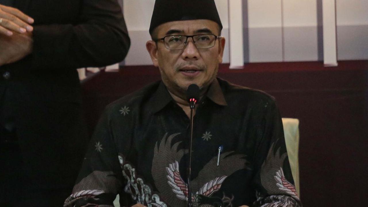 Ketua Komisi Pemilihan Umum (KPU) RI Hasyim Asyari (tengah) didampingi anggota KPU RI saat memberikan keterangan kepada media terkait debat ketiga Pilpres 2024 di Gedung KPU, Jakarta, Jumat (5/1/2024).