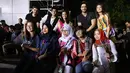 Gurmeet Choudhary mengabadikan foto bersama para penggemarnya usai syuting Pesbukers Ramadan, Senin 5 Juni 2017 pukul 19.30 WIB di Lobby ANTV Epicentrum Rasuna Said, Jakarta. (Bambang E. Ros/Bintang.com)