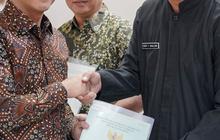 Wamen ATR Raja Juli Serahkan Sertifikat Taman Masjid Al Jabar