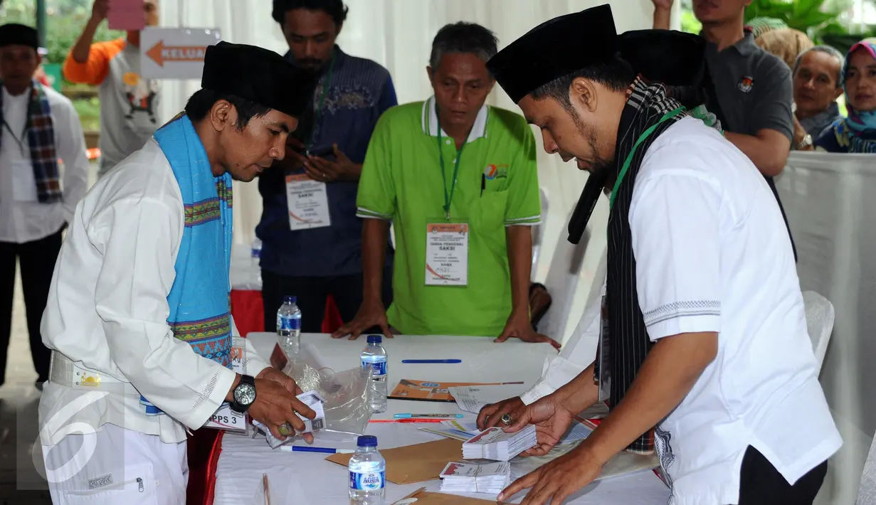 Petugas KPPS menghitung surat suara dalam simulasi pemungutan dan penghitungan suara Pilkada DKI Jakarta di Taman Menteng, Sabtu (28/1). Simulasi ini mengedukasi pelaksanaan Pilkada DKI Jakarta, 15 Februari. (Liputan6.com/Helmi Fithriansyah)