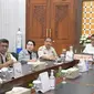 Pj Gubernur Sulbar Akmal Malik rapat bersama Balai PUPR dan OPD terkait banjir bandan dan tanah longsor Mamuju (Foto: Liputan6.com/Istimewa)