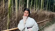 Dengan pilihan kimono berwarna pink yang memukau, Maria memancarkan keanggunan yang tak terbantahkan. (Liputan6.com/IG/@mariatheodoree)