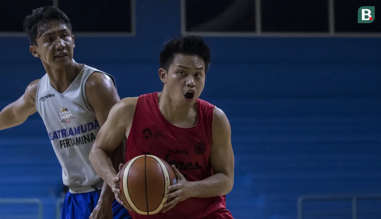 Pebasket Indonesia, Andakara Prastawa, mengontrol bola saat ujicoba melawan Satria Muda dan Pelita Jaya di GOR Soemantri, Jakarta, Selasa (7/8/2018). Indonesia menang 113-75 atas SM dan PJ. (Bola.com/Vitalis Yogi Trisna)