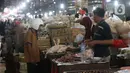 Pedagang daging ayam melayani pembeli di pasar Kebayoran Lama, Jakarta, Senin (2/12/2019). Badan Pusat Statistik (BPS) mencatat angka inflasi sepanjang Januari-November 2019 sebesar 2,37 persen, lebih kecil ketimbang periode yang sama tahun lalu sebesar 2,50 persen. (Liputan6.com/Angga Yuniar)