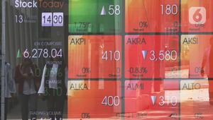 Pejalan kaki melintas dekat layar pergerakan Indeks Harga Saham Gabungan (IHSG) di kawasan Jakarta, Senin (13/1/2020). IHSG sore ini ditutup di zona hijau pada level 6.296 naik 21,62 poin atau 0,34 persen. (Liputan6.com/Angga Yuniar)