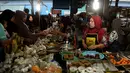 Warga muslim Thailand membeli makanan di pasar sebelum berbuka puasa selama bulan suci Ramadan di Narathiwat (7/5/2019). Umat muslim di seluruh dunia tengah menjalani puasa pada bulan ramadan. (AFP Photo/Madaree Tohlala)