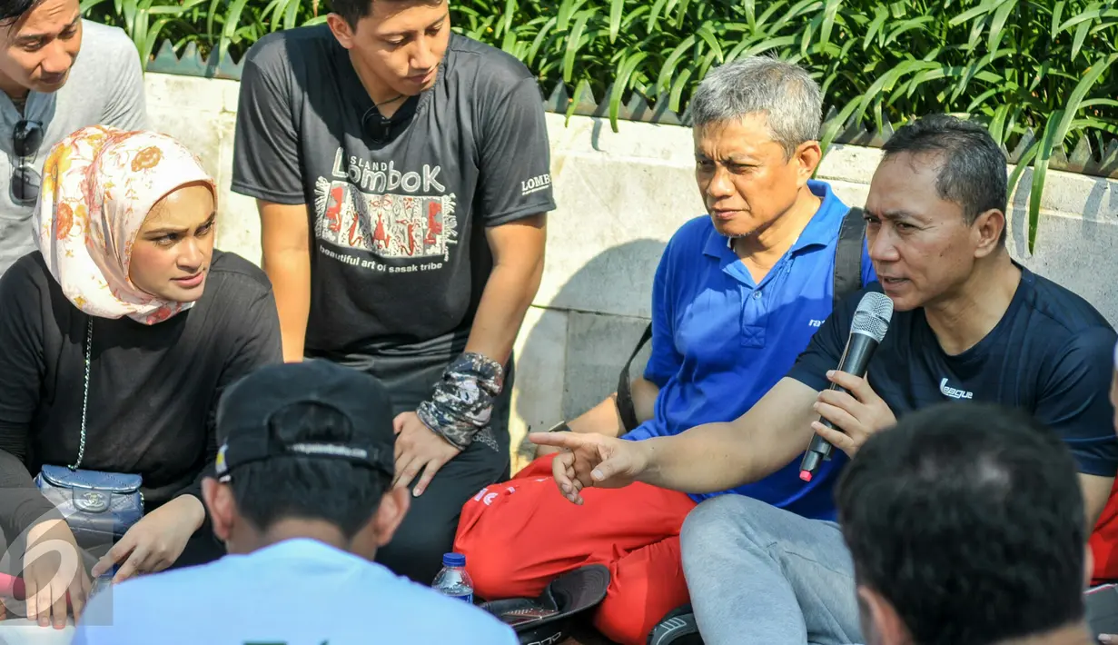 Ketua MPR RI,  Zulkifli Hasan (kanan) memberikan pemaparan saat ngobrol bareng Melek Indonesia dan 18 komunitas se-Jabodetabek di acara CFD, Jakarta, Minggu (3/4/2016). Zulkifli membahas tentang isu-isu terkini. (Liputan6.com/Yoppy Renato)