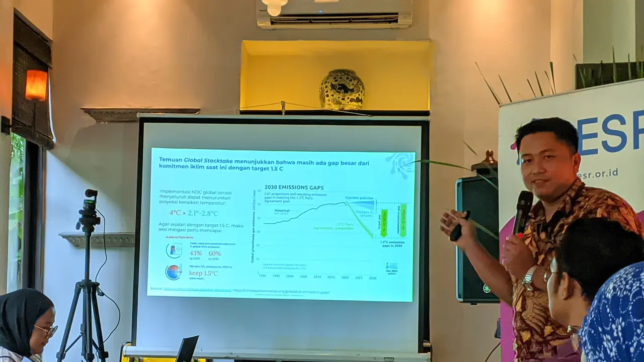Program Manager IESR, Deon Arinaldo dalam acara briefing bersama media di Restoran Seribu Rasa, Menteng, Jakarta, pada Kamis (31/10/2024).