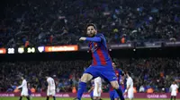 Striker Barcelona Lionel Messi rayakan gol ke gawang Sevilla pada laga La Liga di Camp Nou, Kamis (6/4/2017) dinihari WIB. (AP Photo/Manu Fernandez)