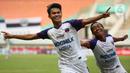 Selebrasi pemain Persita Tangerang, Rifky Dwi Septiawan (kiri) usai menjebol gawang Persela Lamongan dalam match day ketiga BRI Liga 1 2021/2022 di Stadion Pakansari, Bogor, Jumat (17/9/2021). Tim Pendekar Cisadane menang tipis 1-0 atas Persela Lamongan. (Bola.com/Ikhwan Yanuar)