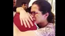 Terlihat dari video yang diunggah sang bunda, Maia Estianti, Dul menangis tersedu-sedu ketika memeluk El dengan erat sambil menepuk-nepuk pundak kakaknya dan membisikan pesan di telinganya. (Instagram/maiaestiantyreal)