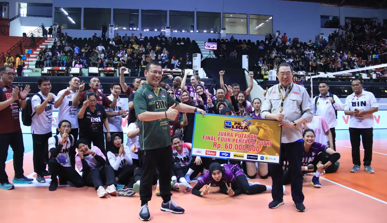 Tim putri Jakarta BIN sukses meraih predikat juara putaran pertama final four PLN Mobile Proliga 2024 usai mengalahkan Jakarta Popsivo Polwan 3-0 (25-13, 37-35, 26-24) pada hari terakhir di GOR Bung Tomo, Surabaya, Minggu (7/7/2024). Di klasemen akhir putaran pertama final four, Jakarta BIN sama-sama mengoleksi 6 poin hasil dua kemenangan dan satu kali kalah bersama Electric PLN. Namun Megawati Hangestri dkk unggul dalam rasio set 1,75 berbanding 1,20. Sebagai juara, Jakarta BIN berhak membawa pulang hadiah uang pembinaan sebesar Rp 60 juta. (Dok. PBVSI)
