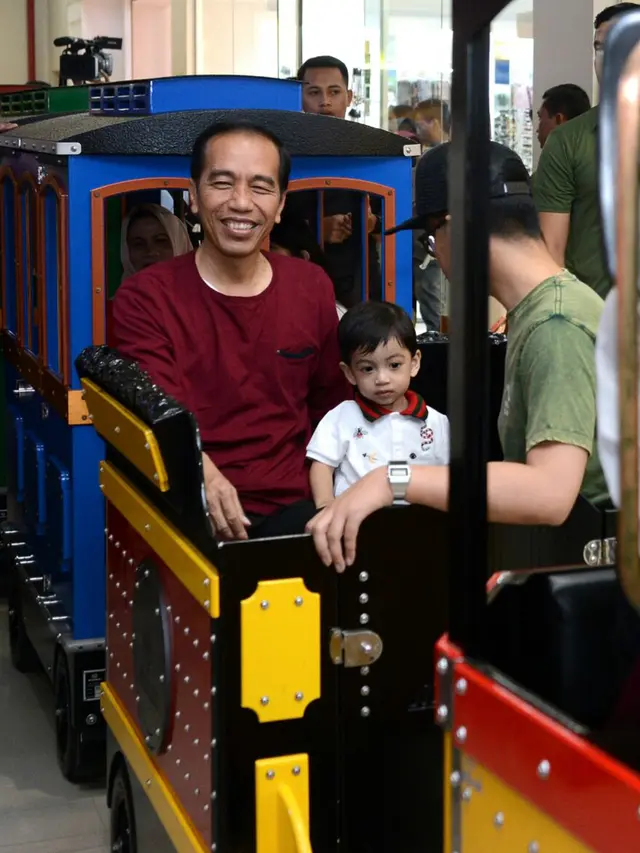 Jokowi Libur Akhir Pekan Bermain bersama Cucu