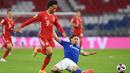 Gelandang Bayern Munchen, Leroy Sane, berebut bola dengan gelandang Schalke, Benjamin Stambouli, pada laga Liga Jerman di Allianz Arena, Sabtu (19/9/2020) dini hari WIB. Bayern Munchen menang 8-0 atas Schalke. (AFP/Christof Stache)